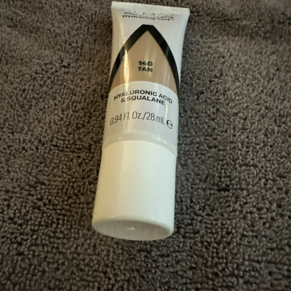 Almay Hydrating Lightweight Coverage Liquid Foundation Tint Tan 140